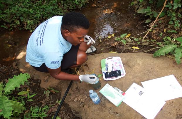 Des scientifiques citoyens ougandais luttent contre la bilharziose